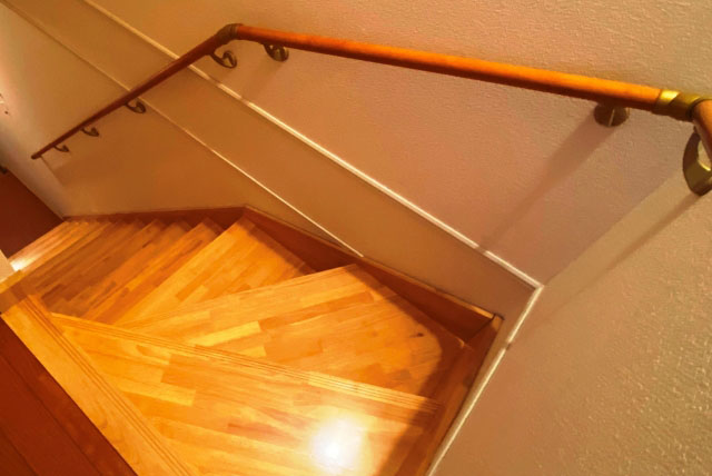 よくある階段照明選びの失敗例1.足元照明はオシャレ？