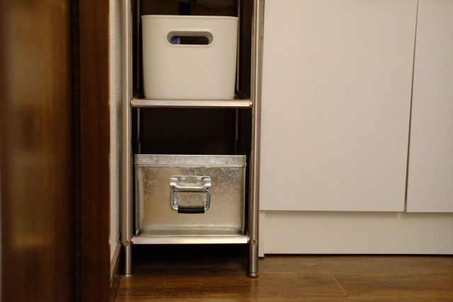 キッチン吊り戸棚代替品案 冷蔵庫近くのすき間収納を活用
