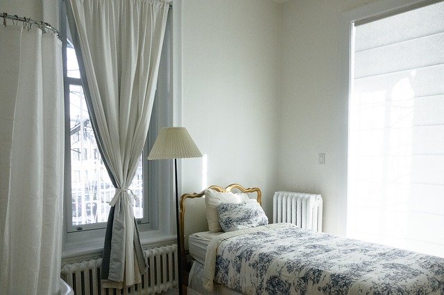 ベッドルーム家具とカーテン